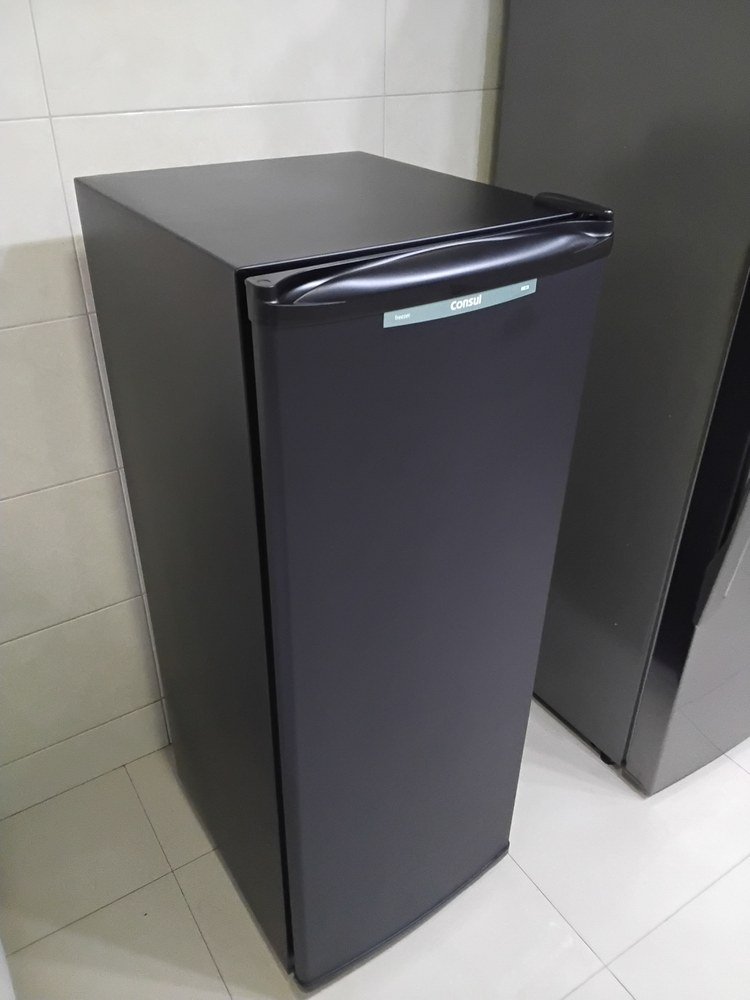 Geladeira preta envelopada — trabalho real