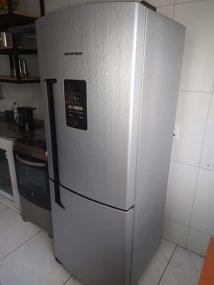 Geladeira prata envelopada — trabalho real